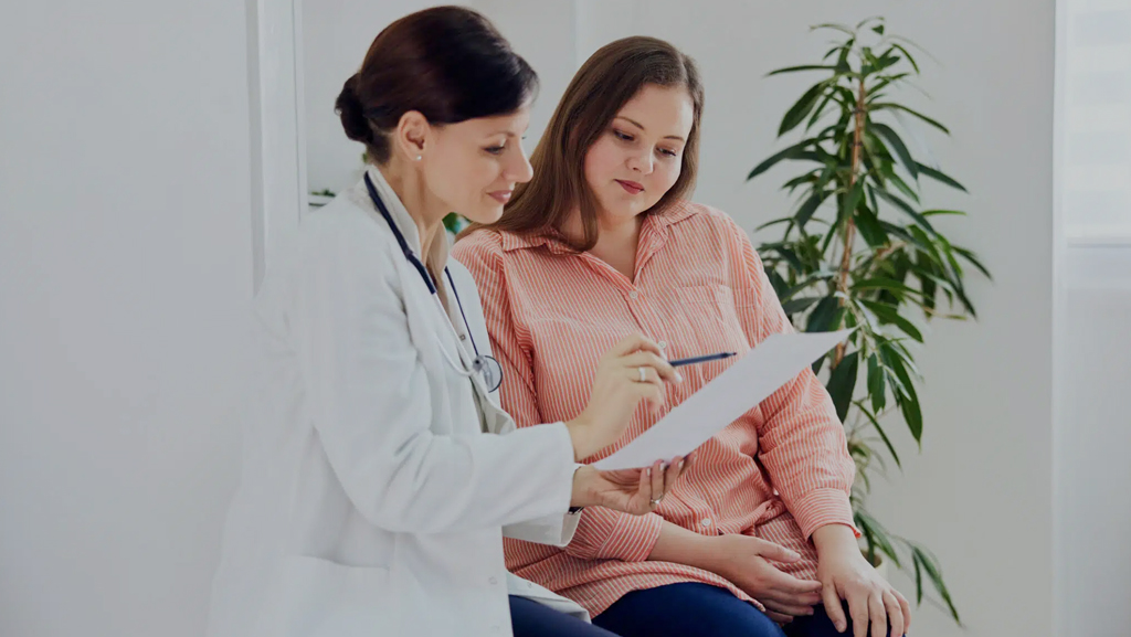 A smiling female nutritionist explaining a diet plan